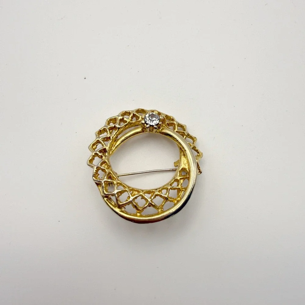 Gold Brooch Filigree Rhinestone Circle Pin‎ Vintage Accessory Old Money Luxury